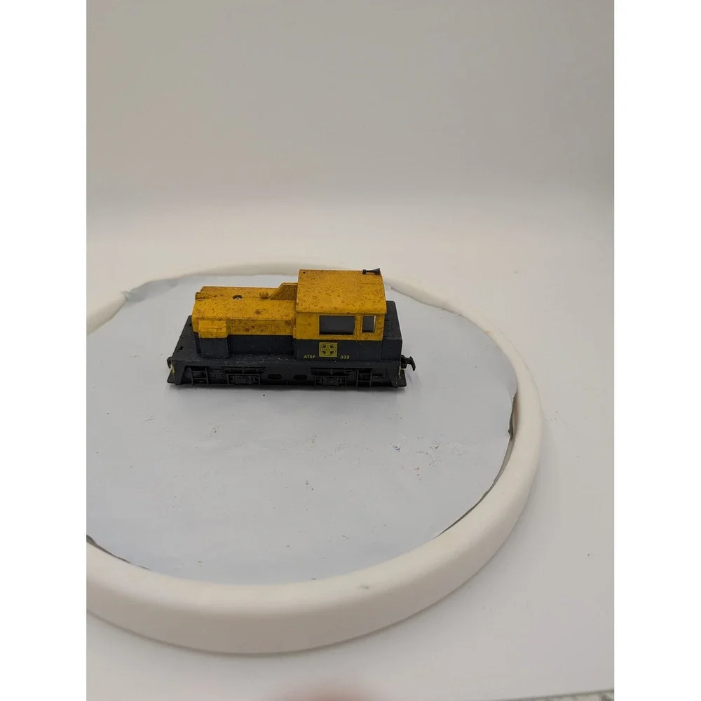 Vintage ATSF 332 Diesel Switcher Locomotive Yellow Black HO Scale Model Train‎